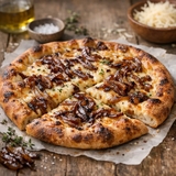 بيتزا بصل مكرمل وغرويير