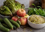 الخضار والفواكه غير المغسولة والبراعم النيئة